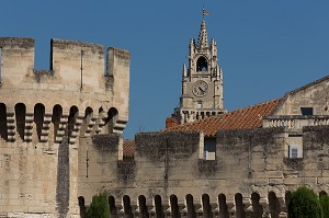 REMPARTS DU 14 EME SIECLE ET TOUR D'ALBANE OU TOUR DE JACQUEMARD, BEFFROI DE L'HOTEL DE VILLE, VILLE D'AVIGNON APPELEE CITE DES PAPES ET CLASSEE AU PATRIMOINE MONDIAL DE L'UNESCO, VAUCLUSE (84), FRANCE 
