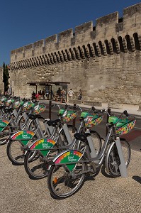 VELOPOP, VELOS EN LIBRE SERVICE, AU PIED DES REMPARTS DE L'OULLE EDIFIES AU 14 EME SIECLE, VILLE D'AVIGNON APPELEE CITE DES PAPES ET CLASSEE AU PATRIMOINE MONDIAL DE L'UNESCO, VAUCLUSE (84), FRANCE 