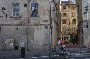 RUE DE LA VILLE D'AVIGNON APPELEE CITE DES PAPES ET CLASSEE AU PATRIMOINE MONDIAL DE L'UNESCO, VAUCLUSE (84), FRANCE 