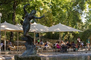 SCULPTURE SUR LE LAC DU JARDIN DES DOMS, JARDIN A L'ANGLAISE SUR LES HAUTEURS DE LA VILLE D'AVIGNON APPELEE CITE DES PAPES ET CLASSEE AU PATRIMOINE MONDIAL DE L'UNESCO, VAUCLUSE (84), FRANCE 