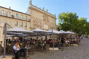 TERRASSE DE CAFE DEVANT L'HOTEL DES MONNAIES, PLACE DU PALAIS DES PAPES, VILLE D'AVIGNON APPELEE CITE DES PAPES ET CLASSEE AU PATRIMOINE MONDIAL DE L'UNESCO, VAUCLUSE (84), FRANCE 