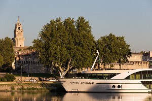 BATEAU DE CROISIERE SUR LE RHONE, AVEC LE BEFFROI DE L'HOTEL DE VILLE APPELE TOUR D'ALBANE OU DE JACQUEMARD, VILLE D'AVIGNON APPELEE CITE DES PAPES ET CLASSEE AU PATRIMOINE MONDIAL DE L'UNESCO, VAUCLUSE (84), FRANCE 