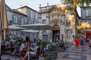 TERRASSE DE RESTAURANT, LE SOIR, FACE A L'ANCIENNE COMEDIE, THEATRE A L'ITALIENNE CONSTRUIT AU 18 EME SIECLE, PLACE CRILLON, VILLE D'AVIGNON APPELEE CITE DES PAPES ET CLASSEE AU PATRIMOINE MONDIAL DE L'UNESCO, VAUCLUSE (84), FRANCE 