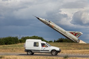 ROND POINT AVEC MIRAGE 3 POUR PROMOUVOIR LA BASE AERIENNE 115 ET L'ARMEE DE L'AIR, ORANGE VAUCLUSE (84) 