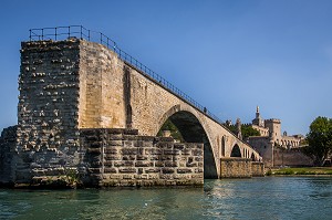 PONT SAINT BENEZET, APPELE PONT D'AVIGNON, SITUE SUR LE PETIT RHONE, LE PALAIS DES PAPES ET LE CLOCHER DE LA CATHEDRALE NOTRE DAME DES DOMS, VILLE D'AVIGNON APPELEE CITE DES PAPES ET CLASSEE AU PATRIMOINE MONDIAL DE L'UNESCO, VAUCLUSE (84), FRANCE 