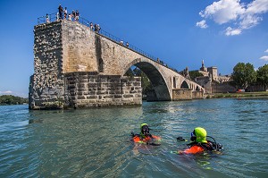 PLONGEURS SAPEURS POMPIERS, PONT SAINT BENEZET, APPELE PONT D'AVIGNON SUR LE PETIT RHONE, VILLE D'AVIGNON APPELEE CITE DES PAPES ET CLASSEE AU PATRIMOINE MONDIAL DE L'UNESCO, VAUCLUSE (84), FRANCE 