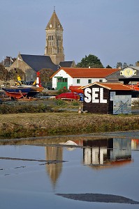 MARAIS SALANT DEVANT LE VILLAGE DE NOIRMOUTIER, VENTE DE SEL, ILE DE NOIRMOUTIER, VENDEE (85), FRANCE 