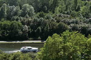 NAVIRE DE PLAISANCE SUR LE CANAL DU NIVERNAIS, VINCELOTTES, YONNE (89), BOURGOGNE, FRANCE 