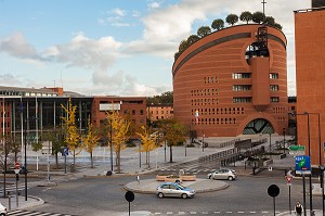 CATHEDRALE DE LA RESURRECTION SAINT-CORBINIEN BATIE ENTRE 1992 ET 1995 PAR L’ ARCHITECTE MARIO BOTTA, SEULE CATHEDRALE CONSTRUITE EN FRANCE AU 20 EME SIECLE, PLACE DES DROITS DE L’HOMME, EVRY, ESSONNE (91), FRANCE 