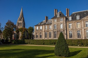 EGLISE SAINT-DENIS A COTE DU CHATEAU D’ATHIS EDIFIE AU 17 EME SIECLE ET OCCUPE AUJOURD’HUI PAR LE GROUPE SCOLAIRE SAINT-CHARLES, ATHIS-MONS, ESSONNE (91), FRANCE 