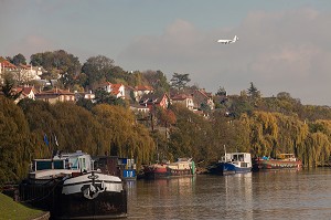 PENICHES AMARREE AU QUAI DE L’ORGE, BORDS DE SEINE A ATHIS-MONS, ESSONNE (91), FRANCE 