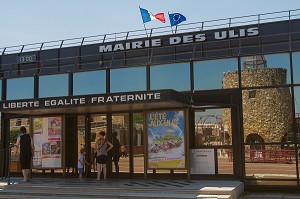 HOTEL DE VILLE ET REFLET DU DONJON, LES ULIS, ESSONNE (91), ILE-DE-FRANCE, FRANCE 