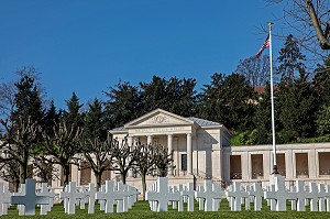 CIMETIERE AMERICAIN DE SURESNES ASSOCIANT LES TOMBES DES SOLDATS AMERICAINS MORTS DURANT LA PREMIERE ET LA SECONDE GUERRE MONDIALE, PENTES DU MONT VALERIEN, HAUTS-DE-SEINE (92), FRANCE 