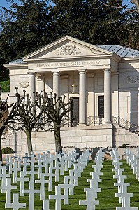 CIMETIERE AMERICAIN DE SURESNES ASSOCIANT LES TOMBES DES SOLDATS AMERICAINS MORTS DURANT LA PREMIERE ET LA SECONDE GUERRE MONDIALE, PENTES DU MONT VALERIEN, HAUTS-DE-SEINE (92), FRANCE 