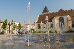 FONTAINE, EGLISE SAINT MARIE MADELEINE, PLACE JEAN GRANDEL, GENNEVILLIERS, HAUTS-DE-SEINE (92), ILE-DE-FRANCE, FRANCE 