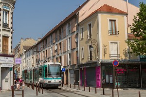 TRAMWAY EN CENTRE-VILLE, GENNEVILLIERS, HAUTS-DE-SEINE (92), ILE-DE-FRANCE, FRANCE 