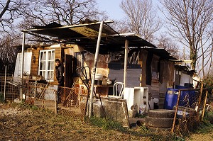 BARAQUEMENT PROVISOIRE DANS LES JARDINS OUVRIERS DU PLATEAU DE VITRY-SUR-SEINE, PERSONNES SANS DOMICILE FIXE (SANS ABRIS) EN ATTENTE DE LOGEMENT SOCIAL, VAL-DE-MARNE (94), ILE-DE-FRANCE, FRANCE 