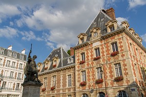 MAIRIE ET STATUE D'HENRI IV, PLACE ARTHUR DUSSAULT, CHARENTON LE PONT, VAL-DE-MARNE  (94), ILE-DE-FRANCE, FRANCE 