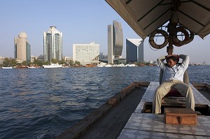 VUE SUR DES BUILDINGS DONT LA BANK OF DUBAI DEPUIS UN BATEAU SUR LA CRIQUE DE DUBAI, ABRAH, CRIQUE DE DUBAI, DUBAI CREEK, DUBAI, EMIRATS ARABES UNIS 