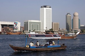 BATEAU 'ABRAH' CIRCULANT DANS LA CRIQUE DE DUBAI, DUBAI CREEK, DUBAI, EMIRATS ARABES UNIS 