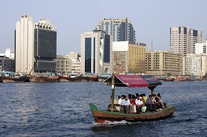 BATEAU 'ABRAH' CIRCULANT DANS LA CRIQUE DE DUBAI, DUBAI CREEK, DUBAI, EMIRATS ARABES UNIS 