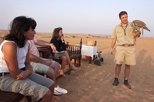 TOURISTES, FAUCON, DRESSAGE DE FAUCONS, DESERT, HOTEL, AL MAHA DESERT RESORT AND SPA, DESERT, DUBAI, EMIRATS ARABES UNIS 