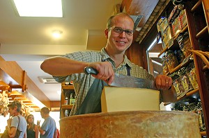 FROMAGER DECOUPANT UNE TRANCHE DE FROMAGE BEAUFORT D'ALPAGE, BEAUFORTIN 