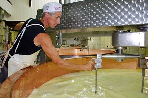 FABRICATION DU FROMAGE BEAUFORT D'ETE A LA COOPERATIVE DE BEAUFORT, BEAUFORTIN 