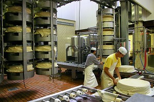 FABRICATION D'UNE MEULE DE FROMAGE DE BEAUFORT D'ALPAGE D'ETE, BEAUFORTAIN, SAVOIE (73) 