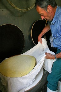 FABRICATION DU FROMAGE BEAUFORT D'ALPAGE, BEAUFORTIN 