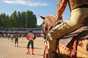 CORRIDA DE TOROS, TAUREAU DE COMBAT CROISES CAMARGUE - ESPAGNOL, ARENE DE SAINT GILLES, MISE A MORT, TOREADOR, PICADOR A CHEVAL, GARD (30) 