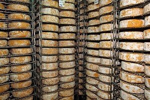 AFFINAGE DE FROMAGES DE MONTAGNE, ARIEGE (09), FRANCE 