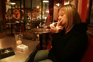 CLIENTE FUMANT DANS UN BAR PARISIEN, PARIS (75) 