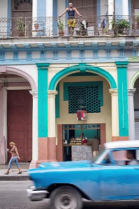 SCENE DE RUE, VIE QUOTIDIENNE DANS LA RUE (AVENIDA DE ITALIA), LA HAVANE, CUBA, CARAIBES 