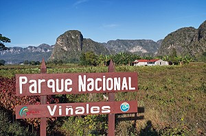 PANNEAU EN BOIS A L'ENTREE DU PARC NATIONAL (PARQUE NACIONAL) PAYSAGE DE MOGOTES (BUTTES MONTAGNEUSES CALCAIRES), VALLEE DE VINALES, CLASSEE AU PATRIMOINE MONDIAL DE L’HUMANITE PAR L’UNESCO, CUBA, CARAIBES 