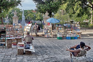 MARCHE AUX LIVRES DANS LE CENTRE DE LA VILLE, PLAZA DE ARMAS, LA HAVANE, CUBA, CARAIBES 