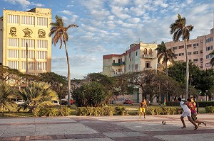 ENFANTS JOUANT AU FOOTBALL, PLAZA 13 DE MARZO, LA HAVANE, CUBA, CARAIBES 