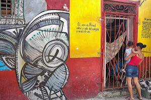 MURS PEINTS DANS LA VILLE, PEINTURES DE LA SANTERA (SYNCHRETISME CUBAIN, CULTURE AFRO CARAIBEENNE), OEUVRES PICTURALES DE SALVADOR GONZALEZ ESCALONA, CALLEJON DE HAMEL, LA HAVANE, CUBA, CARAIBES 