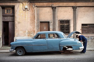 REPARATION DE VIEILLE VOITURE AMERICAINE DANS LA RUE, PEINTURE MURALE DE ZEBRE, VIE QUOTIDIENNE, LA HAVANE, CUBA, CARAIBES 