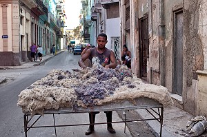 METIER DE RUE, REPARATION DE MATELAS, SCENE DE RUE, VIE QUOTIDIENNE, LA HAVANE, CUBA, CARAIBES 