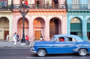 VIEILLES VOITURES AMERICAINES DEVANT DES FACADES COLOREES SUR LE PASEO DE MARTI, SCENE DE RUE, LA HAVANE, CUBA, CARAIBES 