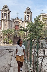ECOLIERE EN UNIFORME DEVANT L'EGLISE SANTO CRISTO DEL BUEN VIAJE, SCENE DE RUE, VIE QUOTIDIENNE, LA HAVANE, CUBA, CARAIBES 