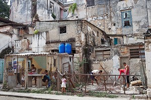 HABITATIONS, SCENE DE RUE, VIE QUOTIDIENNE DANS LES RUE DE LA HAVANE, HAVANA, CUBA 