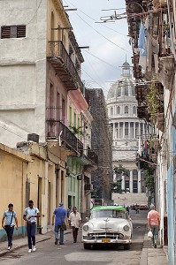 VIEILLE VOITURE DANS UNE PETITE RUE DEVANT LE CAPITOLE NATIONAL, SCENE DE RUE, VIE QUOTIDIENNE, LA HAVANE, CUBA, CARAIBES 