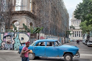 VIEILLES VOITURES AMERICAINES ET PEINTURES MURALES DEVANT LE CAPITOLE, SCENE DE RUE, VIE QUOTIDIENNE, AVENIDA BELGICA, HAVANE, CUBA, CARAIBES 
