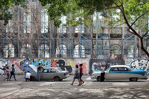 REPARATION DE VIEILLES VOITURES AMERICAINES, SCENE DE RUE, VIE QUOTIDIENNE, CALLE TENIENTE REY, LA HAVANE, CUBA, CARAIBES 
