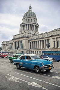 VIEILLES VOITURES AMERICAINES DEVANT LE CAPITOLE NATIONAL, LA HAVANE, CUBA, CARAIBES 