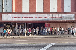 FILE D'ATTENTE POUR LE FESTIVAL INTERNATIONAL DE CINEMA LATINO AMERICAIN, LA HAVANE, CUBA, CARAIBES 