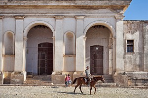 HOMME A CHEVAL PASSANT DEVANT L'EGLISE SANTA ANA, TRINIDAD, CLASSEE AU PATRIMOINE MONDIAL DE L’HUMANITE PAR L’UNESCO, CUBA, CARAIBES 