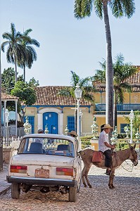 HOMME A CHEVAL AVEC SON CIGARE ET SON CHAPEAU, PLAZA MAYOR, TRINIDAD, CLASSEE AU PATRIMOINE MONDIAL DE L’HUMANITE PAR L’UNESCO, CUBA, CARAIBES 